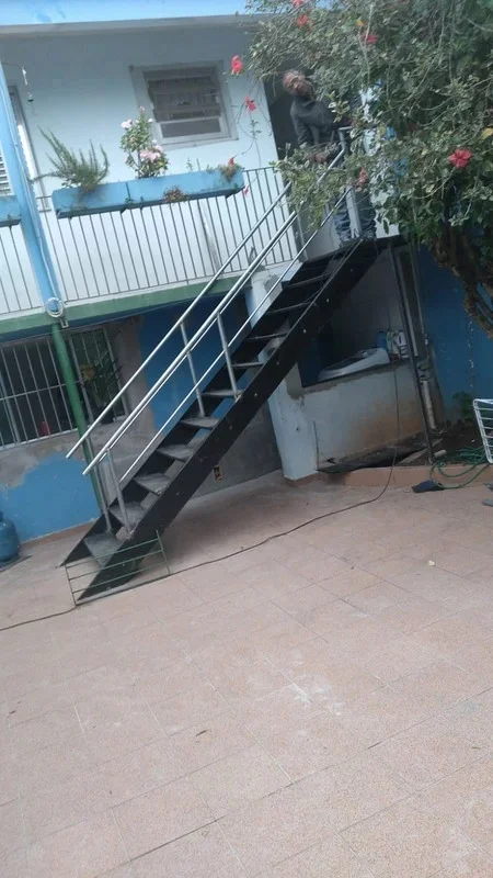 Grade de proteção metálica instalada em janela residencial